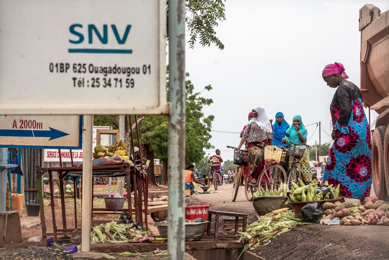 Langs de weg tussen Ouagadougou en Ouhigouya staan veel borden die verwijzen naar ontwikkelingsprojecten met daaronder de logo’s van internationale donoren of westerse partner organisaties. Beeld Sven Torfinn