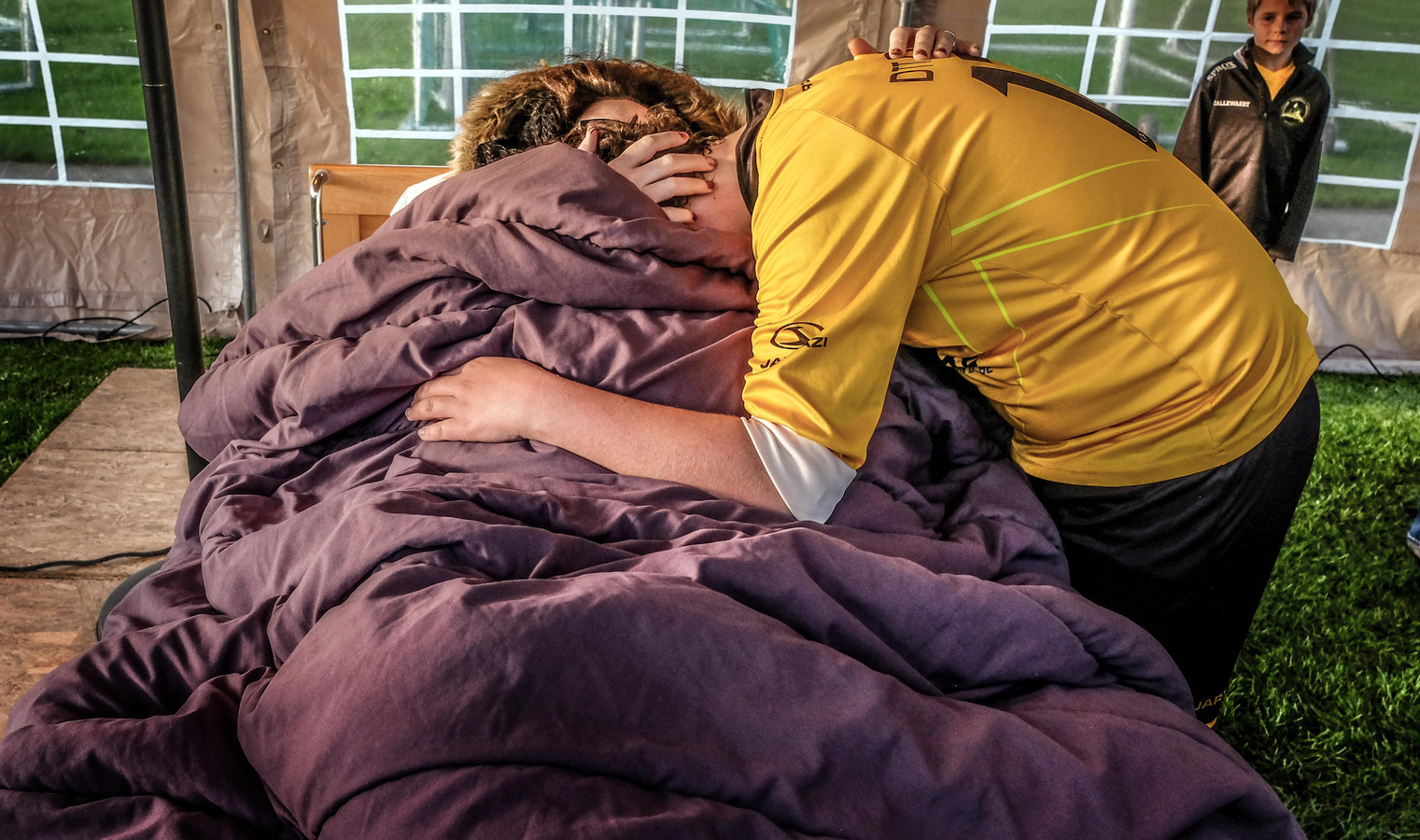 Een stevige knuffel van Senne voor z'n mama na de match.
