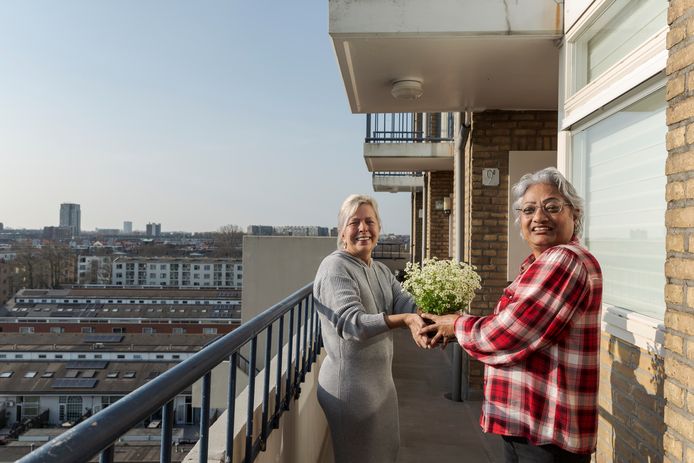 Portret van Geeta Ramlal en haar buurvrouw Gerda die finalist zijn van de verkiezing liefste straat van Den Haag met hun flat aan de Hengelolaan.