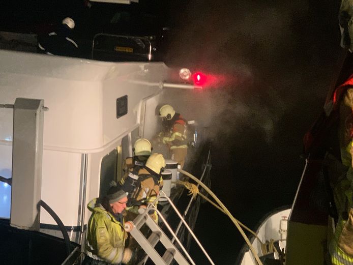 Op een binnenvaartschip dat onderweg was naar Werkendam is brand uitgebroken. Het schip voer op dat moment in de buurt van Willemstad.