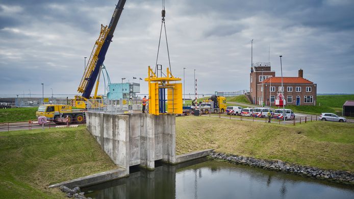 De getijdenturbine van Water2Energy is onlangs al even op proef in de doorlaat van het sluizencomplex in Vlissingen gehangen