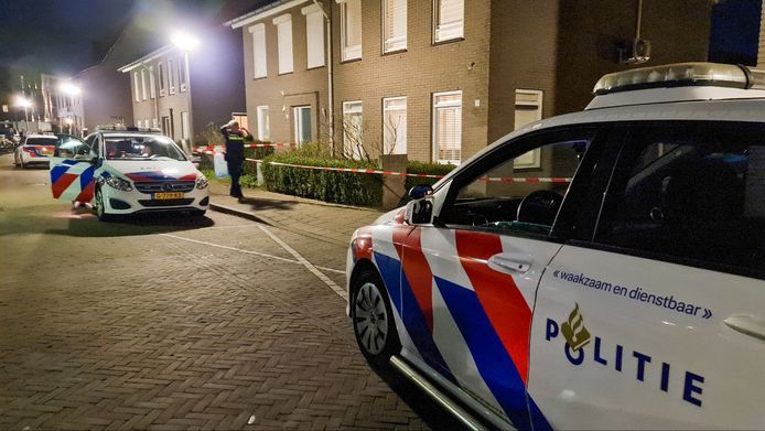 De politie was met meerdere voertuigen ter plaatse in de Bosuilstraat.