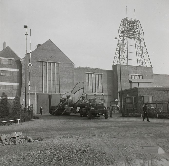 Carillon Scheepsschroevengieterij Lips NV in Drunen, gefotografeerd in 1965. .