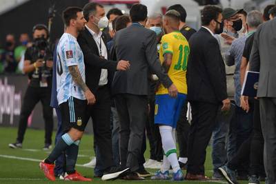 Ongeziene taferelen in Brazilië: wedstrijd tegen Argentinië definitief gestaakt nadat officials veld oplopen om 4 spelers in quarantai­ne te plaatsen