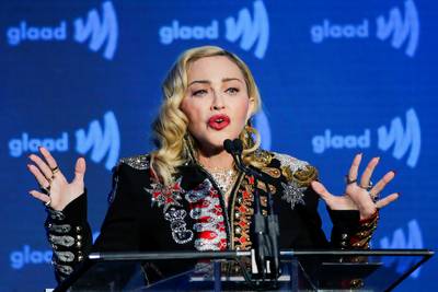 Madonna onder vuur vanwege wapenvideo: ‘Dit kun je de slachtoffers niet aandoen’