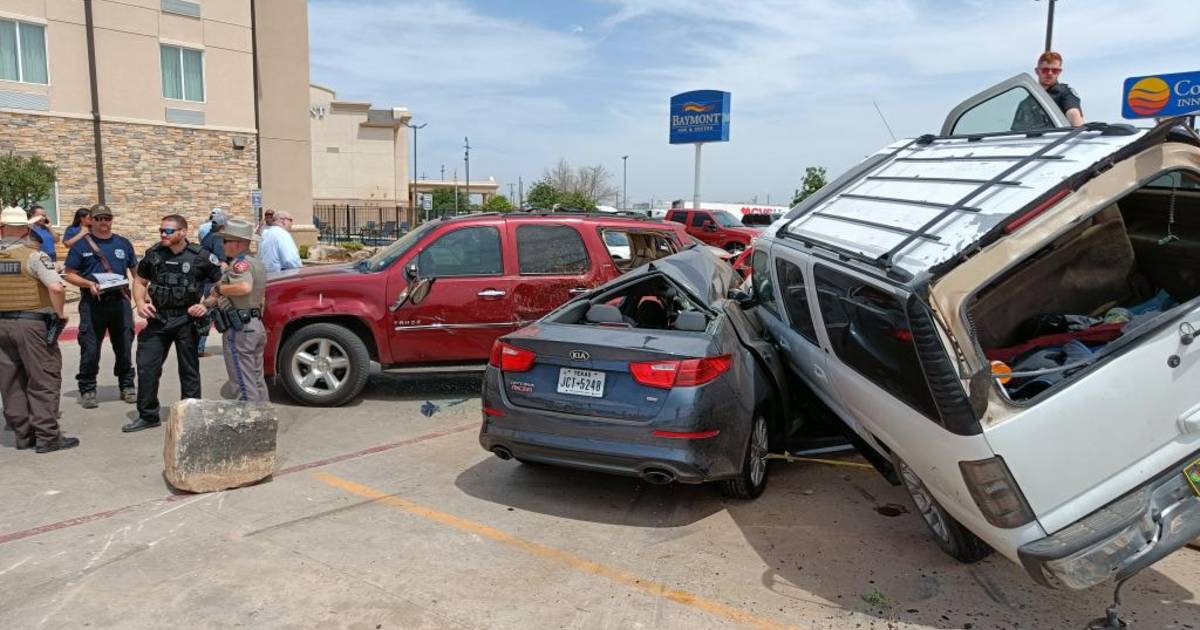Brabantse agent redt jonge kinderen uit rokende auto na ernstig ongeluk in de Verenigde Staten.