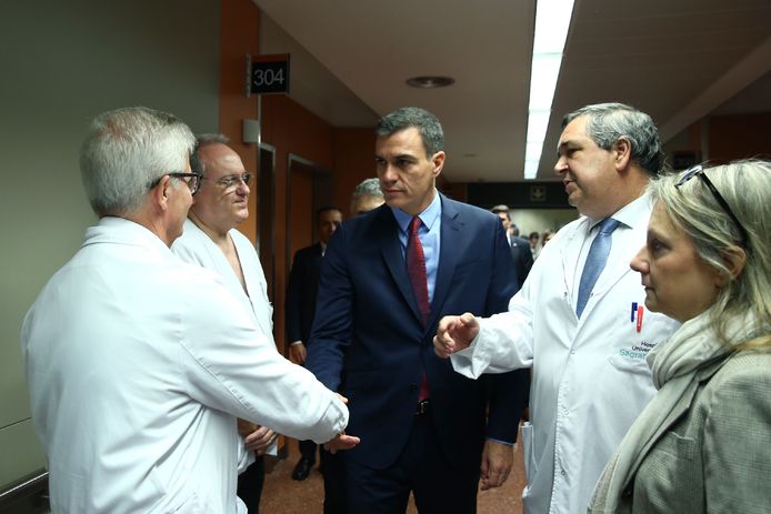 Premier Pedro Sanchez bezoekt gewonde agenten in het Santa Creu i Sant Pau-ziekenhuis in Barcelona.