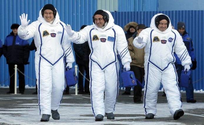 Astronauten Anton Tsjkaplerov (C), Scott Tingle (R) en Norishige Kanai (L) voor hun vertrek naar het ISS.