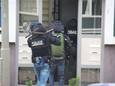 Een arrestatieteam van de politie bezocht de gezochte man in Oss, waarna hij vluchtte richting Haren. Ter illustratie: het arrestatieteam op deze foto viel een huis binnen bij een ander incident.