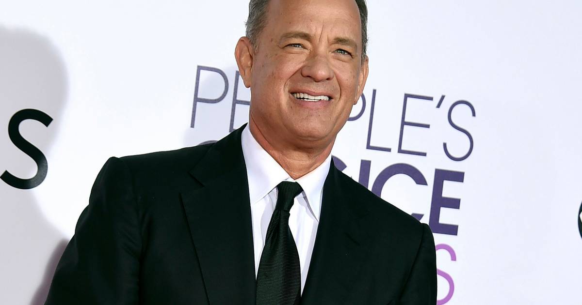 Grooming couple caught off guard when Tom Hanks breaks into wedding and takes a picture |  showbiz