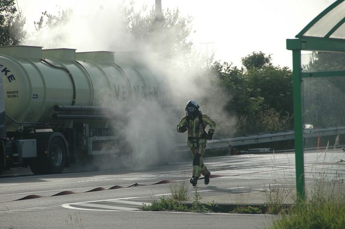 De brandweer van Middelkerke werd om 18.40 uur opgeroepen voor een incident met gevaarlijke stoffen. Uiteindelijk kwamen ook tankwagens van zowat alle omliggende korpsen ter plaatse.