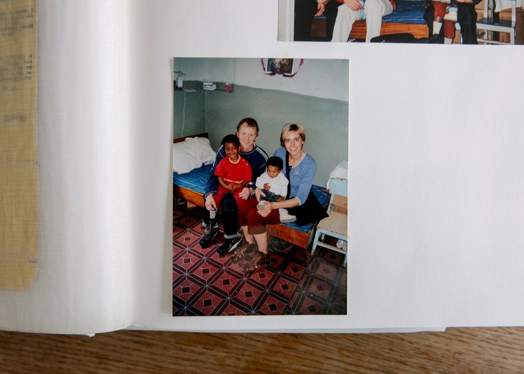 Uit het familie-album: Rob en Irma Marrevee halen de broertjes Zenebe en Jarra op uit Ethiopië in 2001.  Beeld Lin Woldendorp