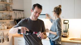 Na een lange werkdag een glas wijn, hoe (on)gezond is dat? “Met een beetje pech raak je er meer gestresst door”