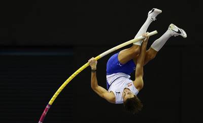 Duplantis verbetert op indoormeeting in Belgrado eigen wereldrecord polsstokspringen tot 6m19