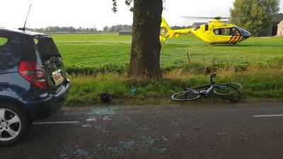 Wielrenner zwaargewond bij botsing met stilstaande auto, traumaheli landt in Bennekom