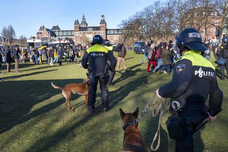 De Mobiele Eenheid ontruimt het Museumplein met behulp van politiehonden. Beeld ANP