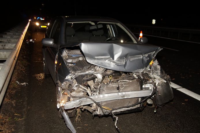 Een automobilist is op de A59 bij Drunen tegen de vangrail gebotst. De bestuurder was mogelijk onder invloed.