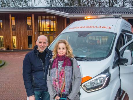 Pieter en Henny nemen na twintig jaar afscheid van Dierenambulance: ‘Al snel vingen we ook elkaar’