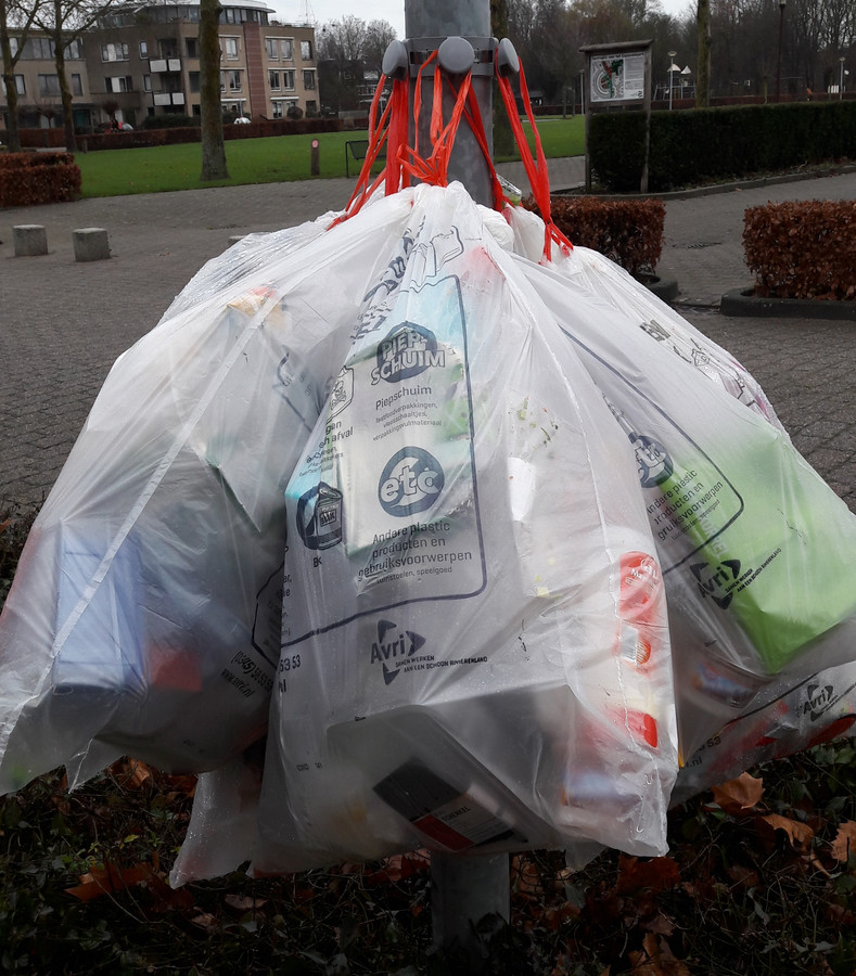 Avri: binnenkort geen gratis oranje zakken meer voor plastic | Foto | bd.nl