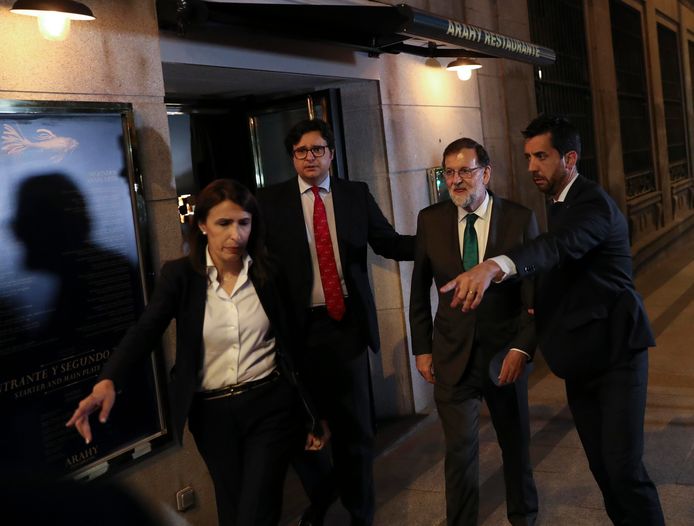 Rajoy werd gisteren na acht uur op restaurant gezeten naar buiten begeleid.