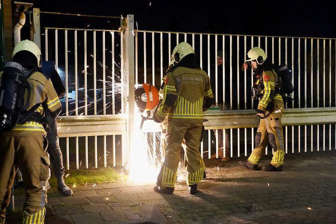 Brandweerlieden moesten de toegangspoort van een privéterrein in Rijen met een slijptol forceren.