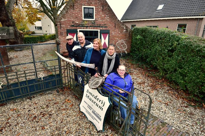 Omwonenden protesteren tegen een mogelijke verhuizing van het Smederijmuseum: (v.l.n.r.) Peter Romeijn, Nico Kranenburg, Marijse Romeijn, Willeke Pietersen en Monica Kranenburg.