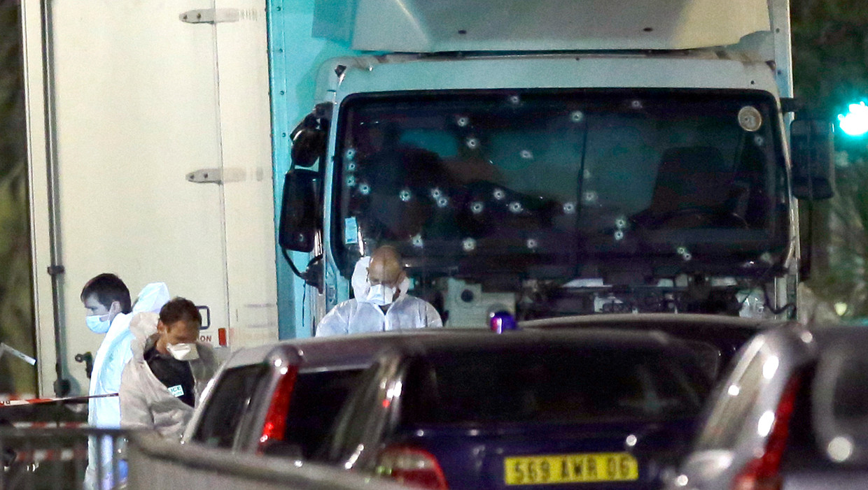 De vrachtwagen waarmee Bouhlel op de mensenmassa inreed. Beeld AP