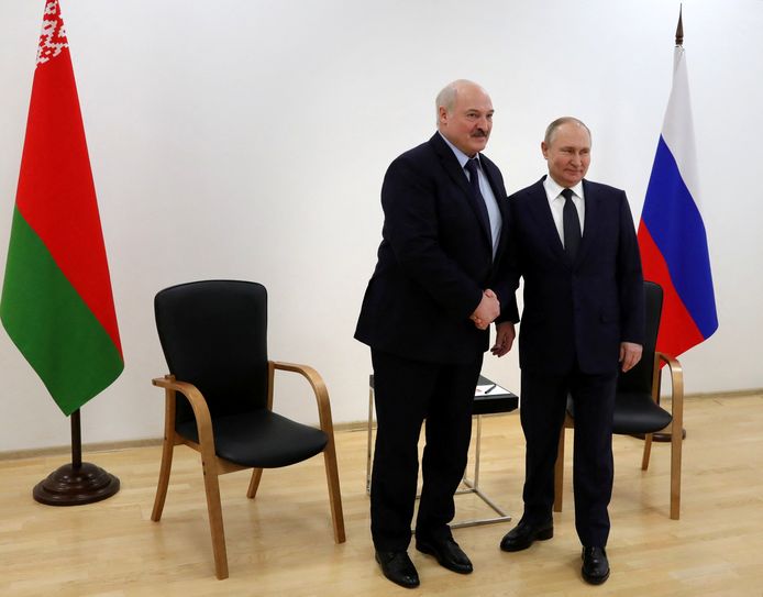Alexander Loekasjenko en Vladimir Poetin schudden elkaar de hand tijdens een ontmoeting in april.