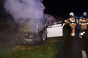 De brandweer kon niet voorkomen dat de gehele voorzijde van de auto uitbrandde.