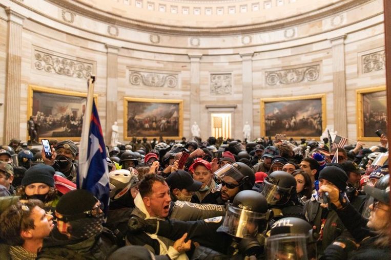 Gevechten tussen Trump-supporters en politie binnen in het Capitool op 6 januari. De aanhangers van Donald Trump hadden wel degelijk plannen om politici aan te vallen en zelfs te vermoorden, blijkt nu. Beeld Anadolu Agency via Getty Images