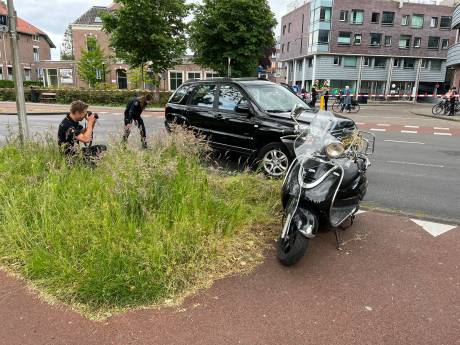 Vrouw (48) op snorscooter ernstig gewond door botsing in Deventer: automobilist aangehouden