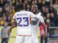Johan Bakayoko feliciteert Romelu Lukaku met zijn derde treffer.