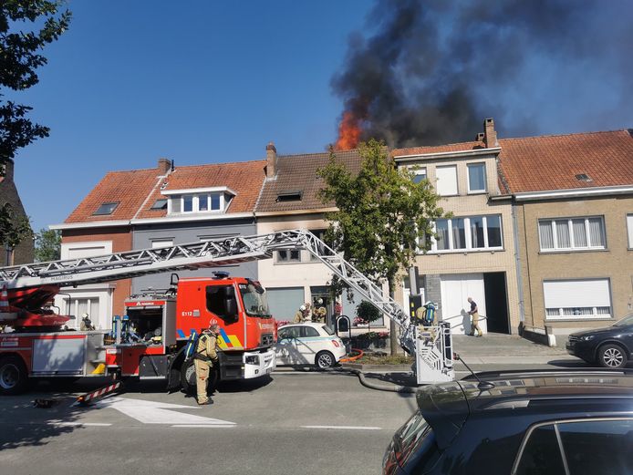De vlammen sloegen door het dak van de woning langs de Blankenbergsesteenweg.
