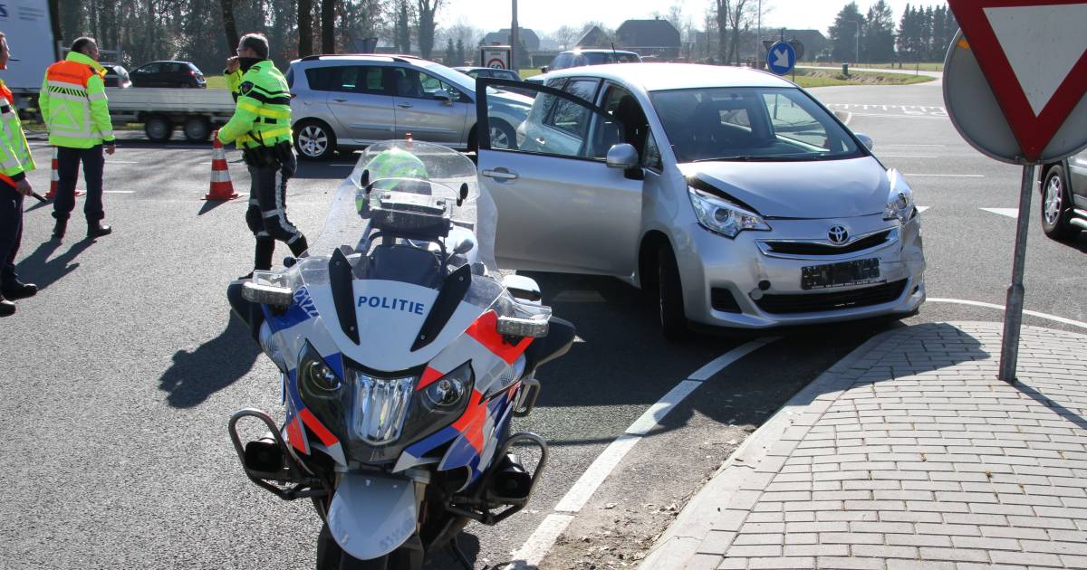 Eén persoon gewond na aanrijding met vrachtwagen in Haarle.