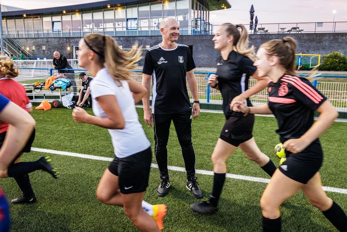 Peter Raijmann jaagt de meiden van tweedeklasser OSC lachend het zweet in op het hoofdveld van de Oosterhourse club.