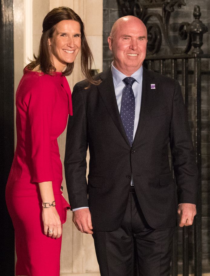 Toenmalig eerste minister Sophie Wilmès en haar echtgenoot Christopher Stone komen aan op de nummer 10 in Downing Street, in 2019.
