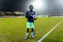 Johan Bakayoko met de wedstrijdbal van VVV-Jong PSV.