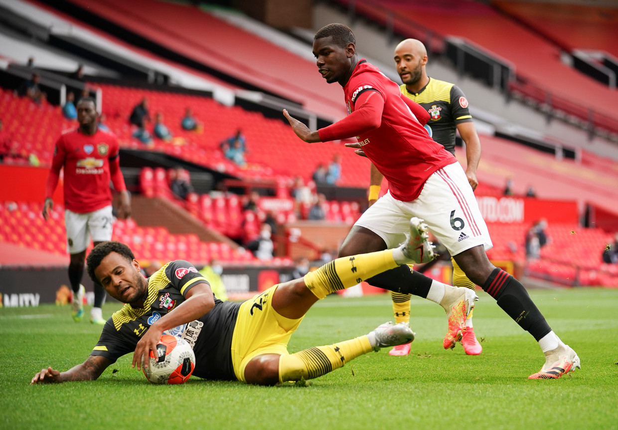 Southampton-speler Ryan Bertrand valt op de grond na een duel met Paul Pogba. Manchester United pakte de meeste punten in Engeland sinds de lockdown. Beeld AP