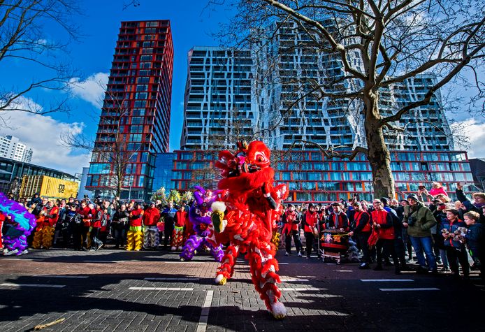 De viering van het Chinees Nieuwjaar in Rotterdam trekt altijd veel publiek. De organisatie houdt daarom samen met de GGD de ontwikkelingen rond het coronavirus nauwlettend in de gaten.