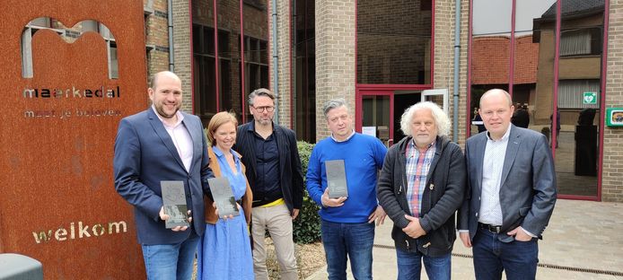 Zaakvoerder-sommelier Paul-Henri Cuvelier en chef Fabian Bail van restaurant Paul de Pierre (eerste en vierde van links) werden door het gemeentebestuur gehuldigd.