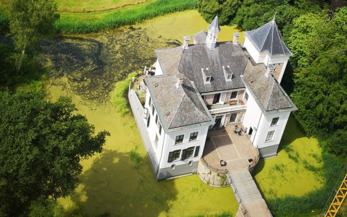 Kasteel de Haere bij Olst, waar voorheen de kennismakingsbijeenkomsten voor nieuwe inwoners werden gehouden. De gemeente stapt van die locatie af.
