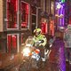 Politie dweilt in Amsterdamse binnenstad met de kraan open