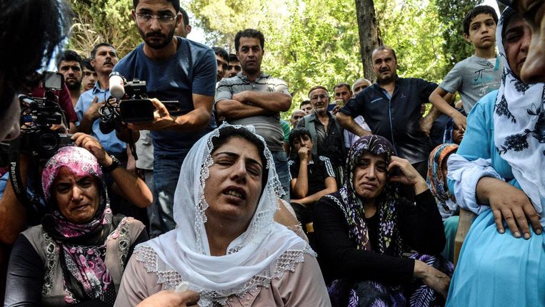 Familieleden rouwen tijdens een begrafenis van een van de omgekomen gasten op de bruiloft. Beeld afp