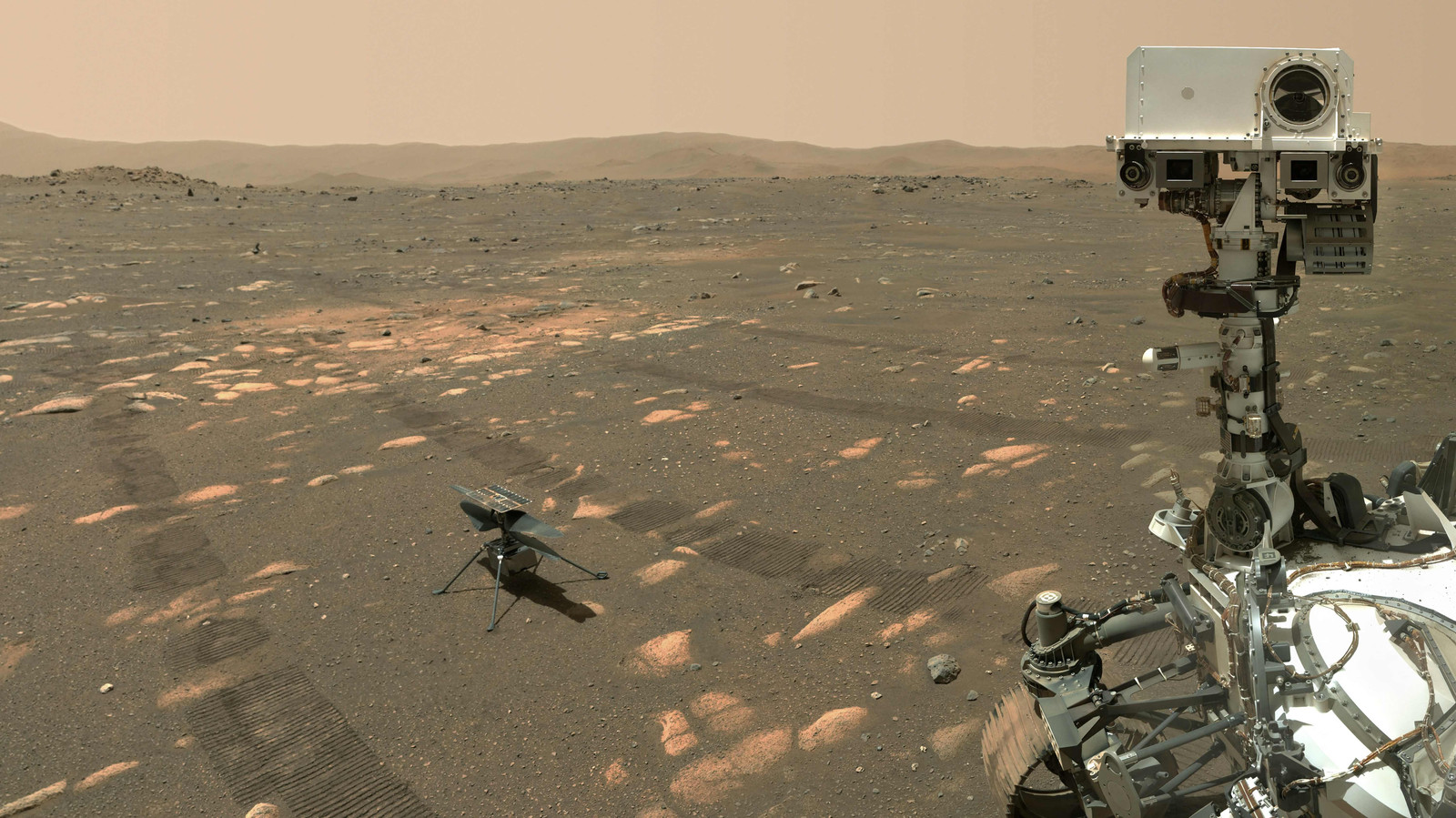 Een foto van de Ingenuity Mars-helikopter die vorige week genomen op de rode planeet vanaf de Mars-rover.