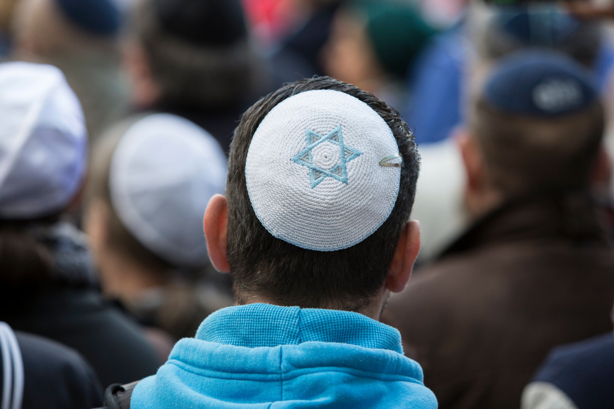 Een Jood met kipa loopt mee in een solidariteits-mars in Berlijn, april vorig jaar. 
 Beeld EPA