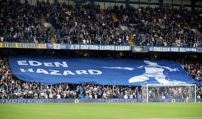 Chelsea-fans eren Eden Hazard met groot spandoek tijdens Londense derby tegen Arsenal