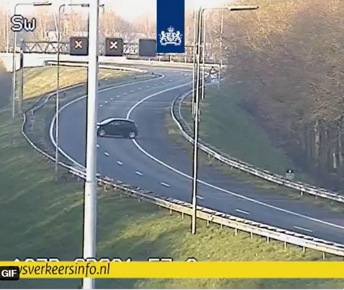 Een bijzonder geval noemt Rijkswaterstaat deze automobilist op de A27. Hij negeerde niet alleen de rode kruizen, maar ging vervolgens na zijn ontdekking spookrijden.