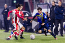 Willem II-aanvalleerMax Svensson probeert twee tegenstanders te passeren.
