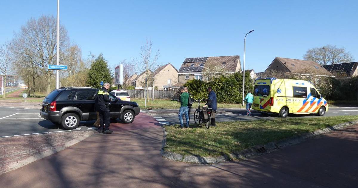 Fietser gewond bij aanrijding op rotonde in Enschede.