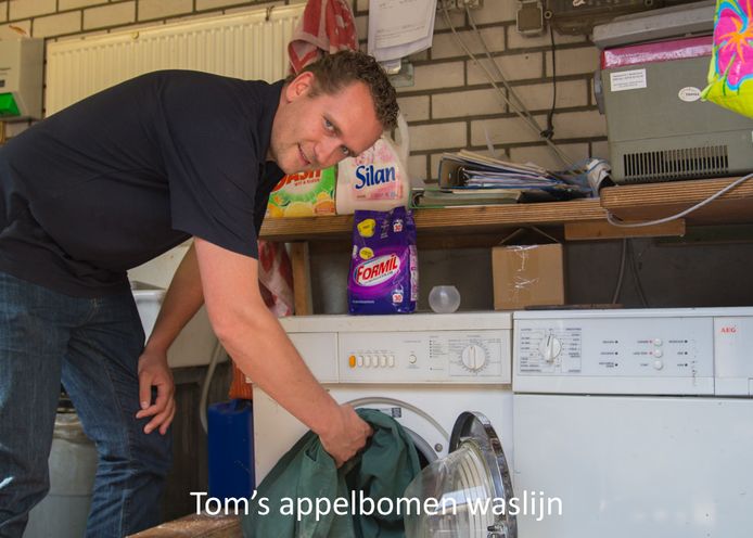 Wasgoed dat echt schoon moet blijven, wordt binnen in huis gewassen en hangt aan de droogmolen in de achtertuin. Want er waait vaak stof op als er auto’s over de oprit rijden. Ook zijn hond Fasco maakt onbedoeld de schone werkkleding soms weer vuil. Fasco neemt graag de kortste weg naar huis door de sloot en schudt zich daarna droog onder de waslijn.